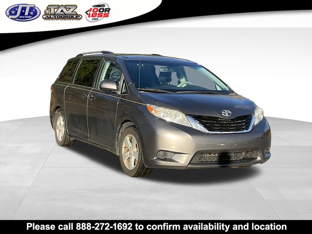 2014 Toyota Sienna LE's photo