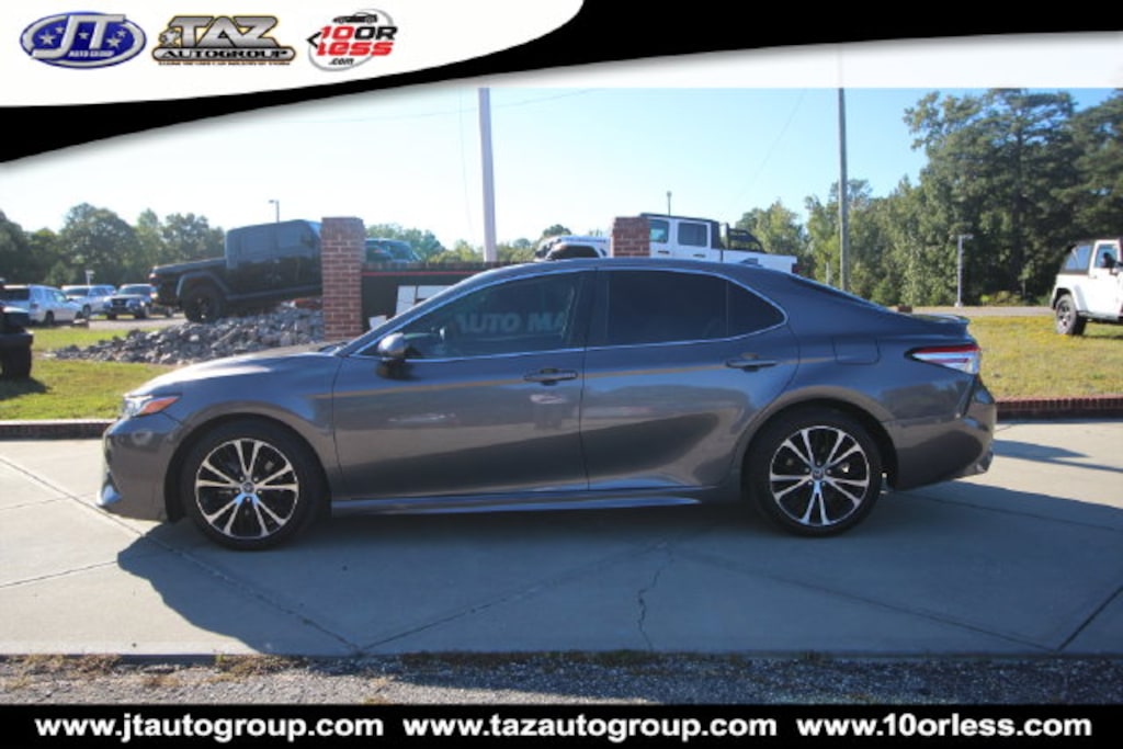 Used 2020 Toyota Camry SE Sedan