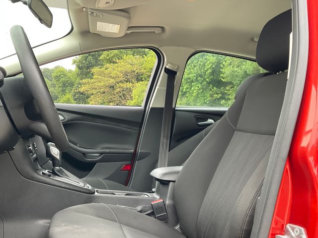 2018 Ford Focus SE photo 2