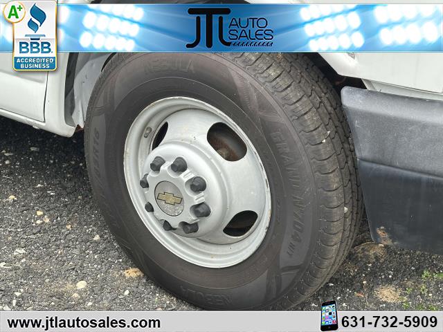 2011 Chevrolet Express Cutaway photo 4