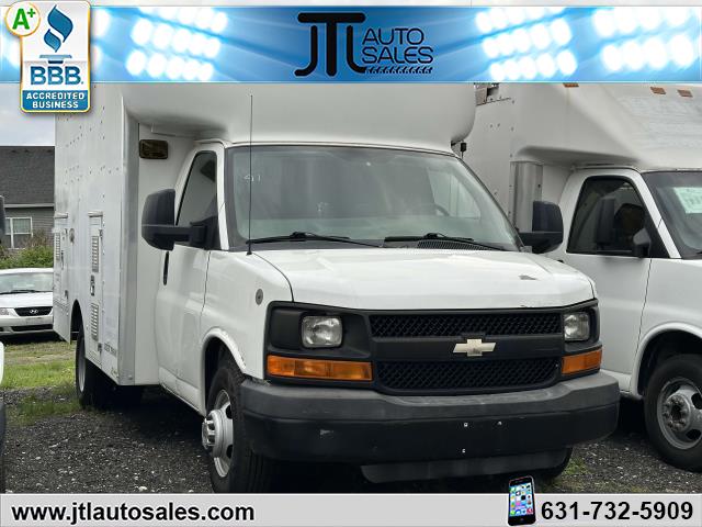 2011 Chevrolet Express Cutaway photo 2