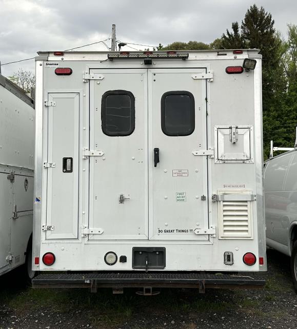 2011 Chevrolet Express Cutaway photo 3