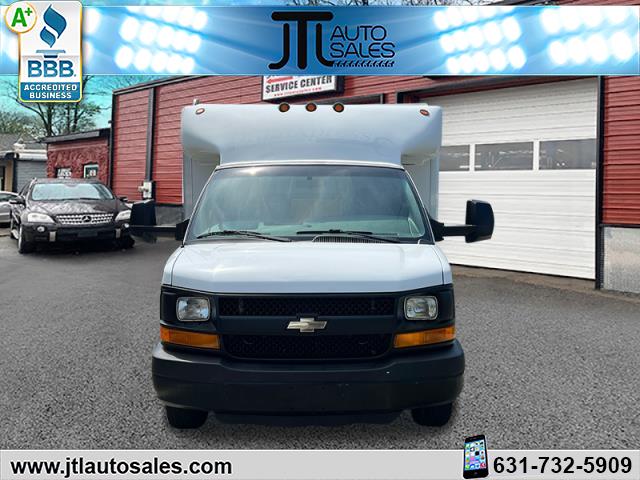 2016 Chevrolet Express Cutaway photo 2