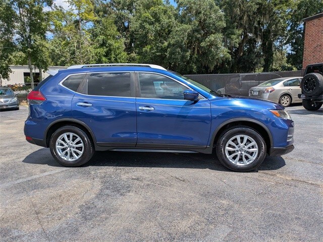 2017 Nissan Rogue SV photo 2