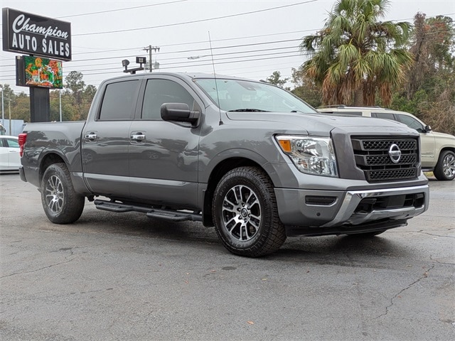 2021 Nissan Titan SV's photo
