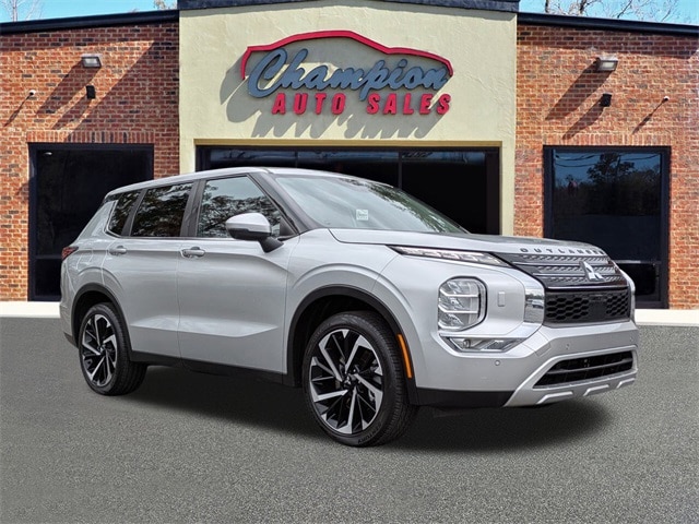 2022 Mitsubishi Outlander SE's photo