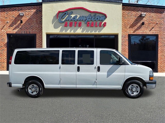 2017 Chevrolet Express 3500 LT Passenger Van photo 2