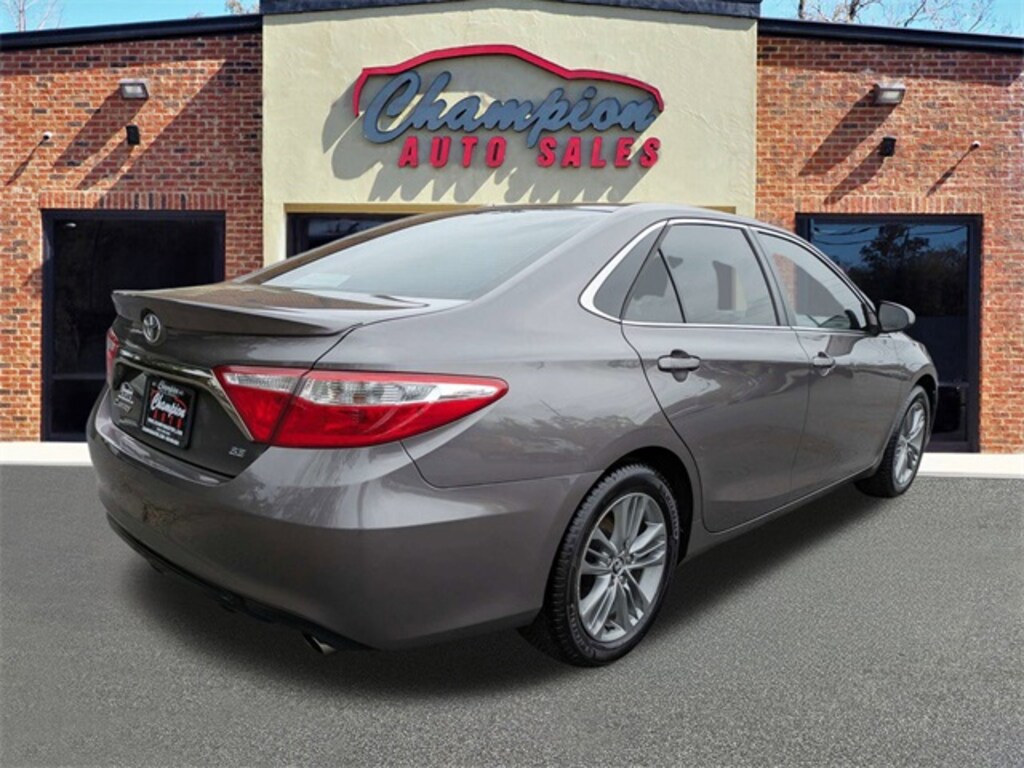 Used 2015 Toyota Camry SE Sedan