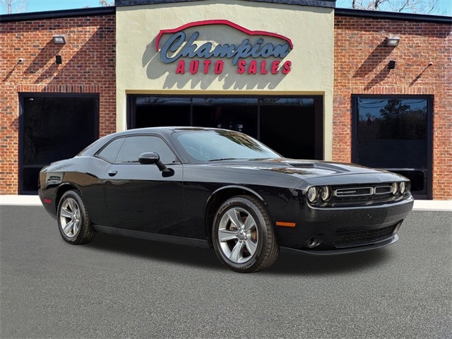 2022 Dodge Challenger SXT's photo