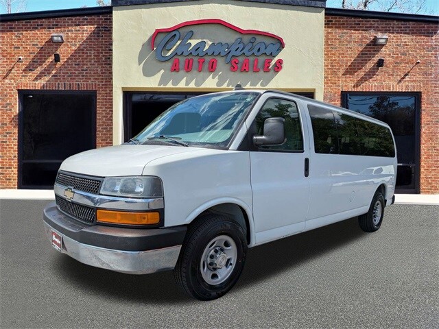 2017 Chevrolet Express 3500 LT Passenger Van photo 4