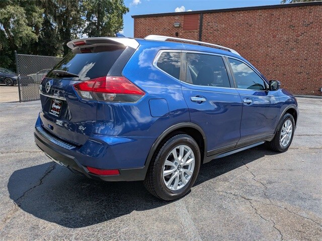 2017 Nissan Rogue SV photo 3