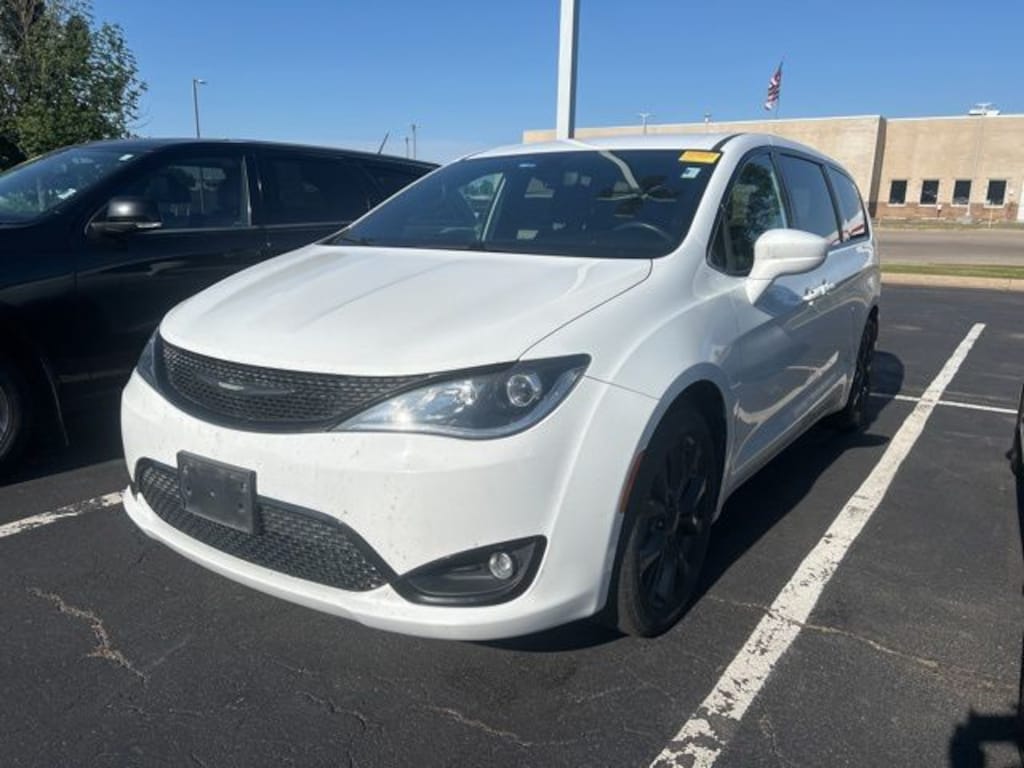Used 2019 Chrysler Pacifica Touring Plus Minivan/Van