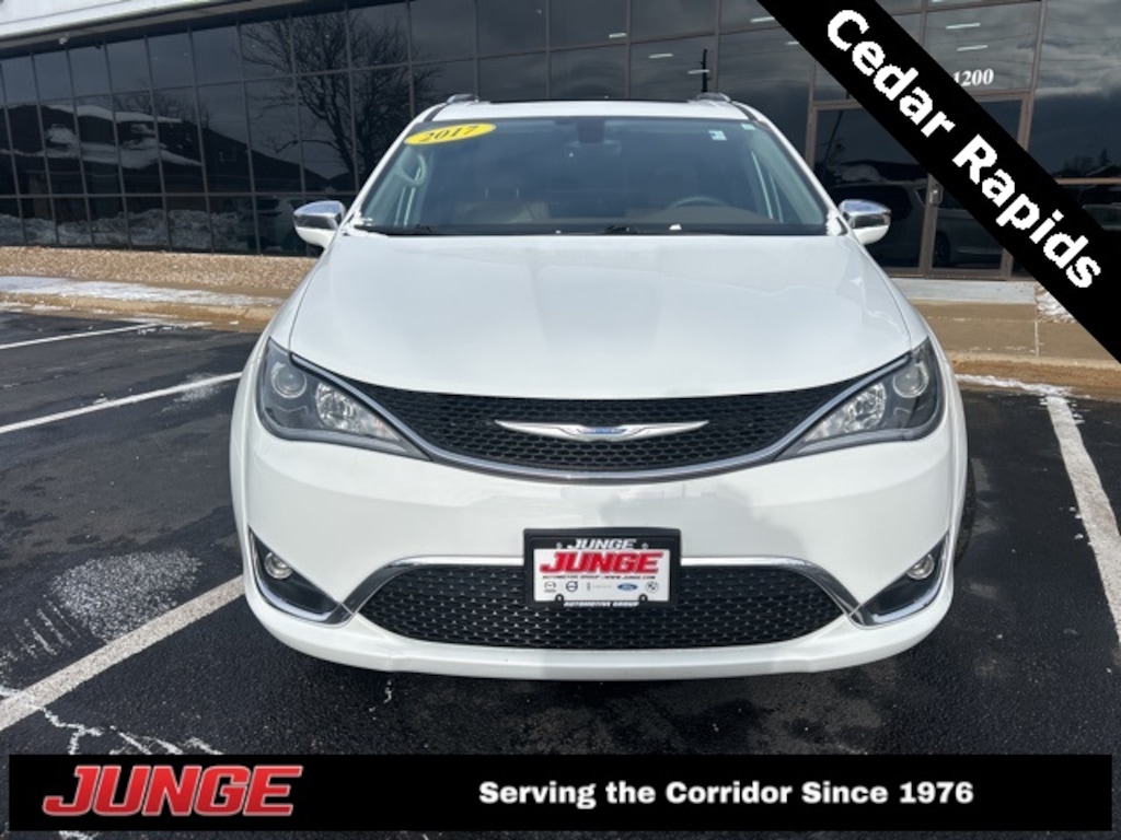 Used 2017 Chrysler Pacifica Limited Minivan/Van