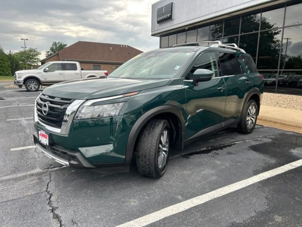 Used 2025 Nissan Pathfinder SL SUV