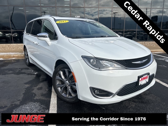 2017 Chrysler Pacifica Limited's photo