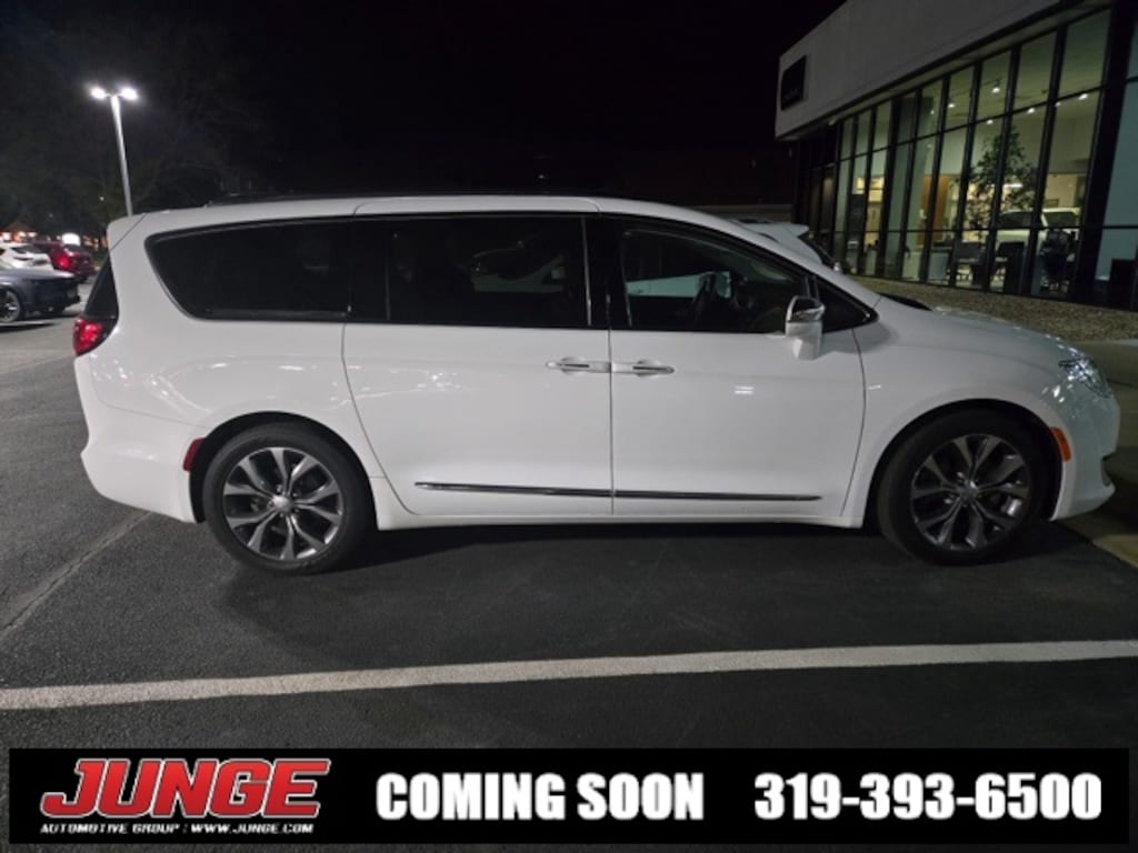 Used 2017 Chrysler Pacifica Limited Minivan/Van