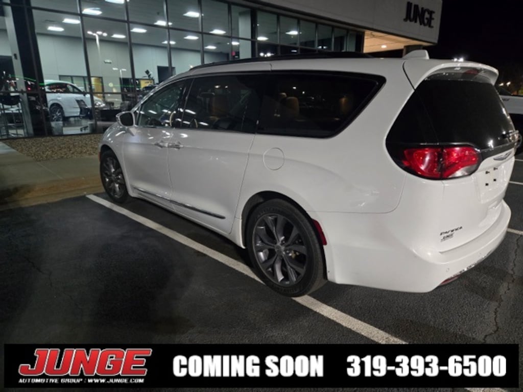 Used 2017 Chrysler Pacifica Limited Minivan/Van
