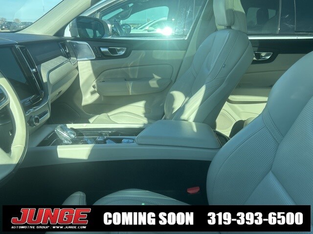 2023 Volvo XC60 B5 Ultimate photo 3