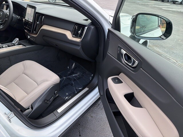 2026 Volvo XC60 Plus - Photo 18