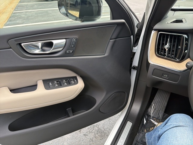 2026 Volvo XC60 Plus - Photo 8