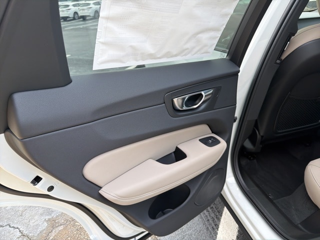 2026 Volvo XC60 Plus - Photo 10
