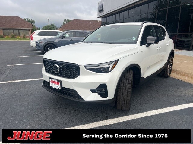 2026 Volvo XC40 photo 2