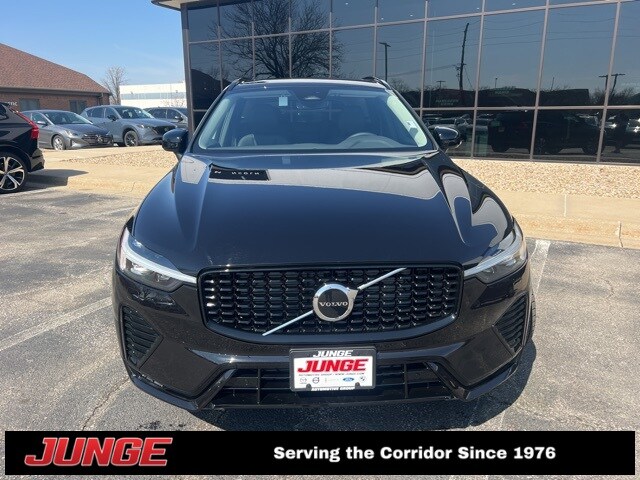 2025 Volvo XC60 B5 Core photo 2