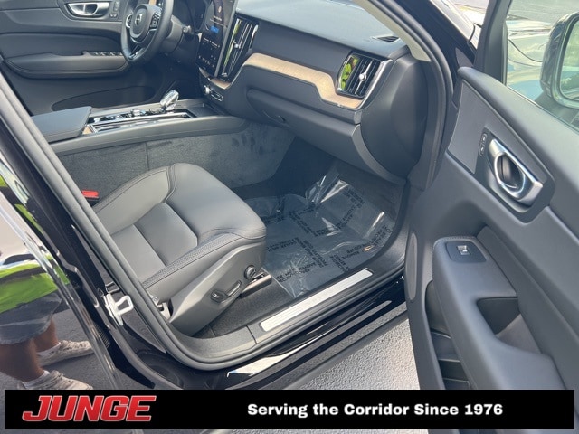 2026 Volvo XC60 Plus - Photo 17