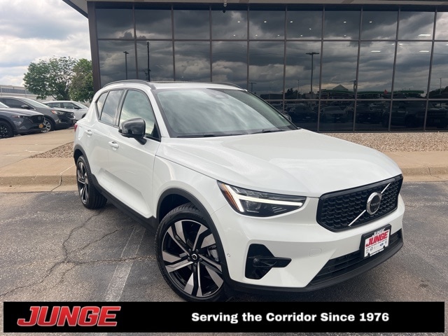 2025 Volvo XC40 B5 Plus Dark Theme