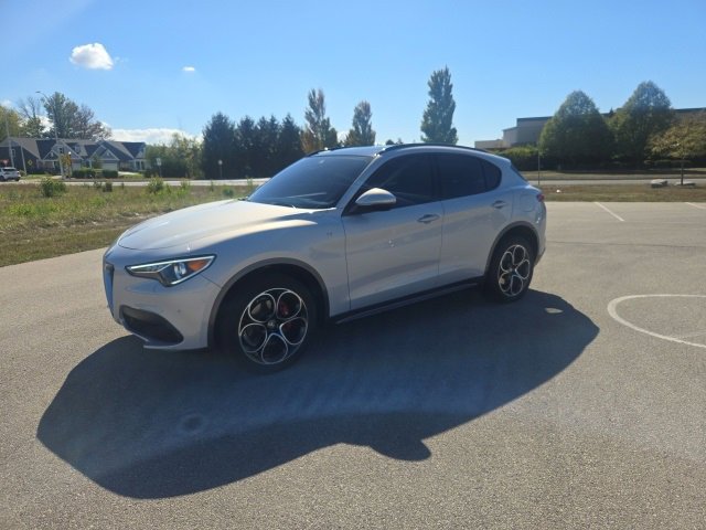 2022 Alfa Romeo Stelvio Ti photo 2