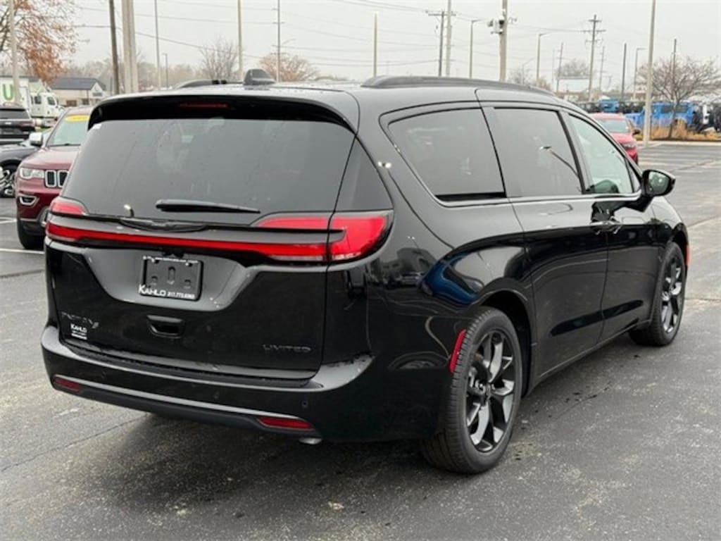 New 2026 Chrysler Pacifica Limited Passenger Van