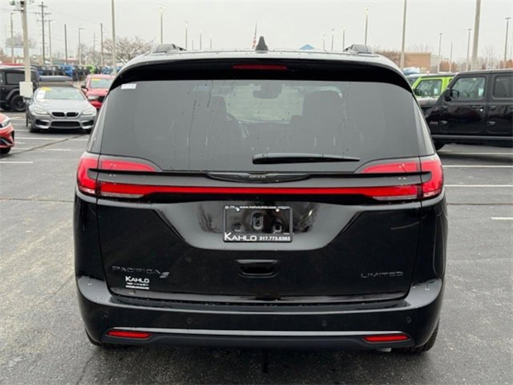 New 2026 Chrysler Pacifica Limited Passenger Van