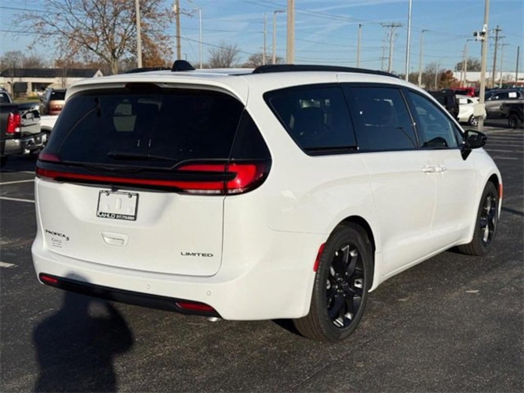 New 2026 Chrysler Pacifica Limited Passenger Van
