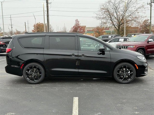 2026 Chrysler Pacifica Limited photo 2