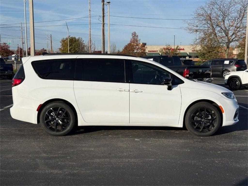 New 2026 Chrysler Pacifica Limited Passenger Van
