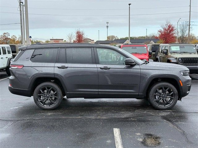 2025 Jeep Grand Cherokee Limited photo 2