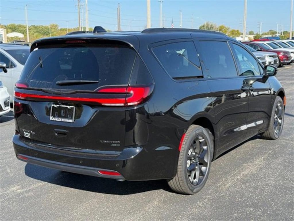 New 2026 Chrysler Pacifica Limited Passenger Van