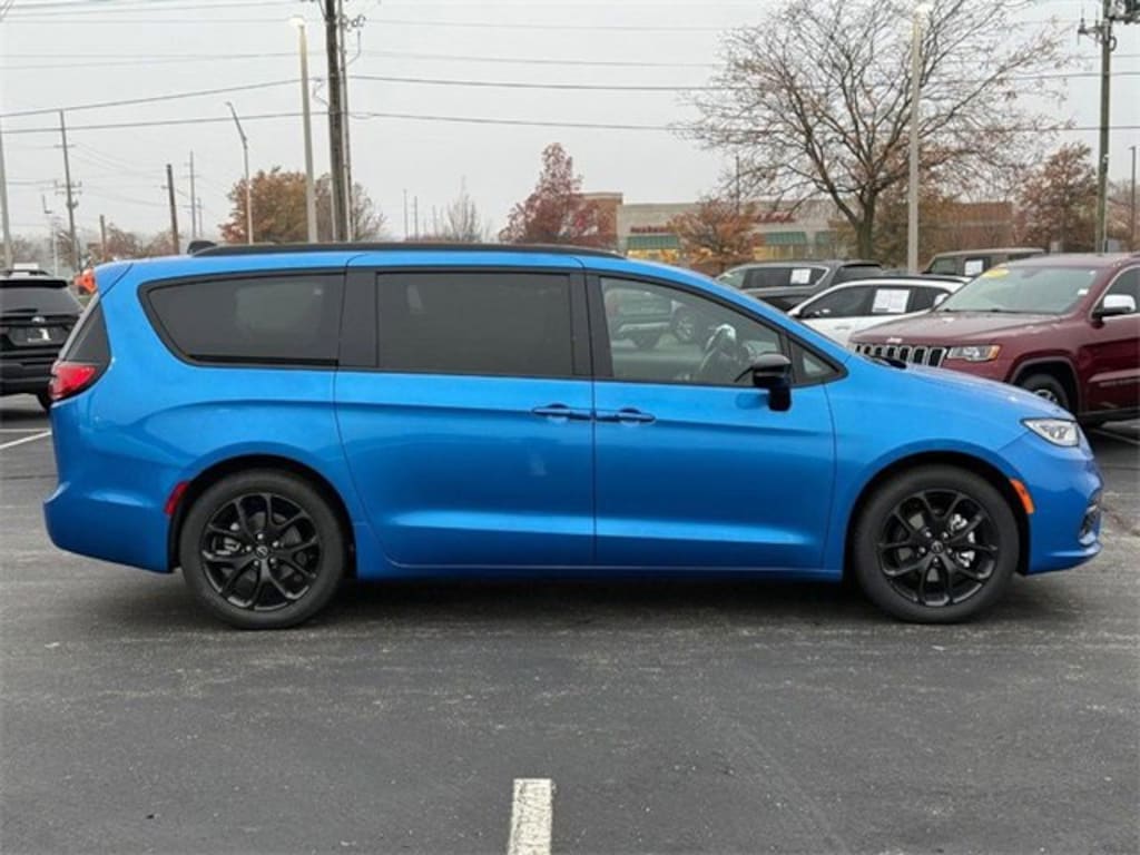 New 2026 Chrysler Pacifica Limited Passenger Van