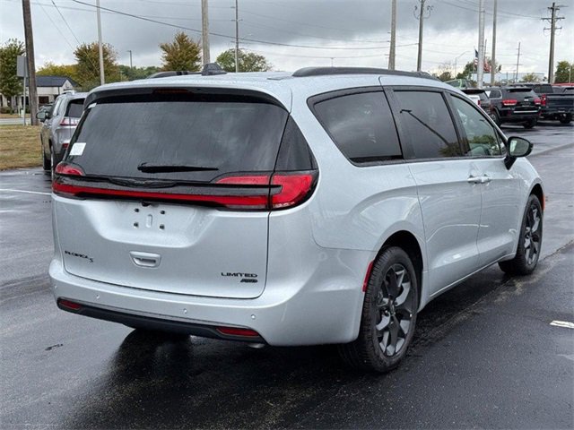 2026 Chrysler Pacifica Limited photo 3