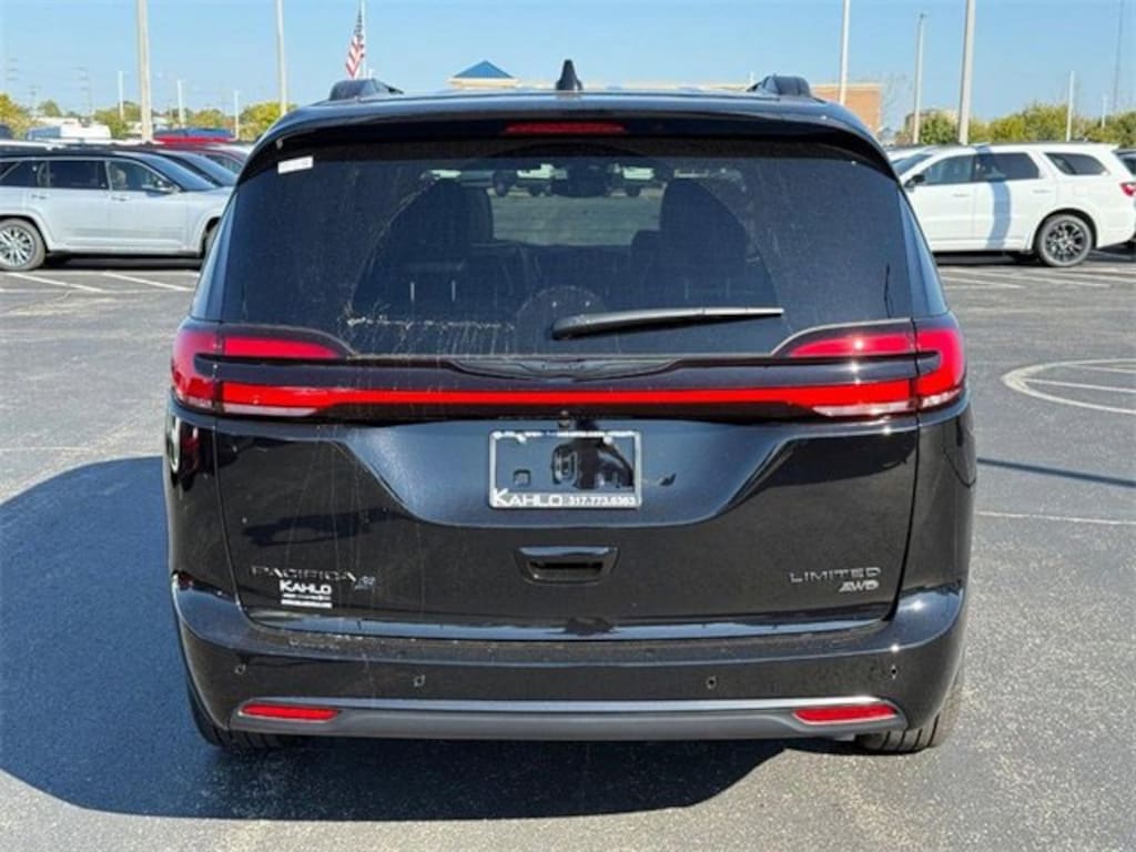 New 2026 Chrysler Pacifica Limited Passenger Van