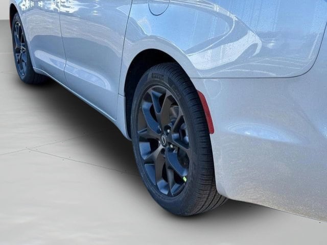 2026 Chrysler Pacifica Select - Photo 32
