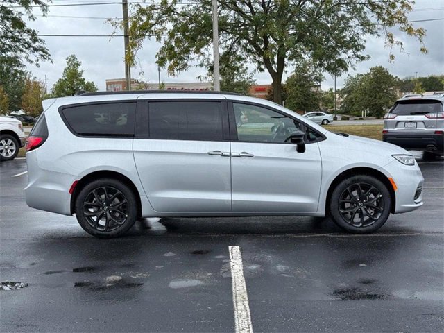 2026 Chrysler Pacifica Limited photo 2