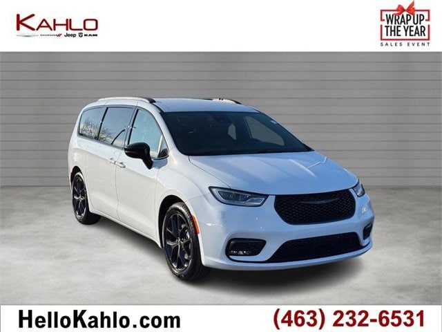 2026 Chrysler Pacifica Select's photo