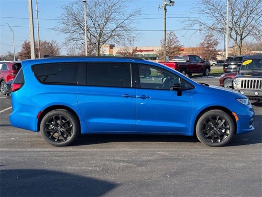 New 2026 Chrysler Pacifica Limited Passenger Van