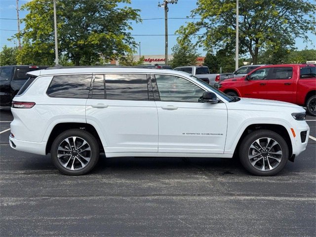 2025 Jeep Grand Cherokee Overland photo 2