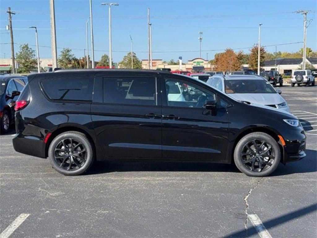 New 2026 Chrysler Pacifica Limited Passenger Van