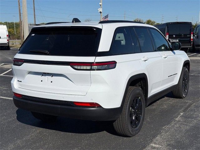 2025 Jeep Grand Cherokee Laredo photo 3
