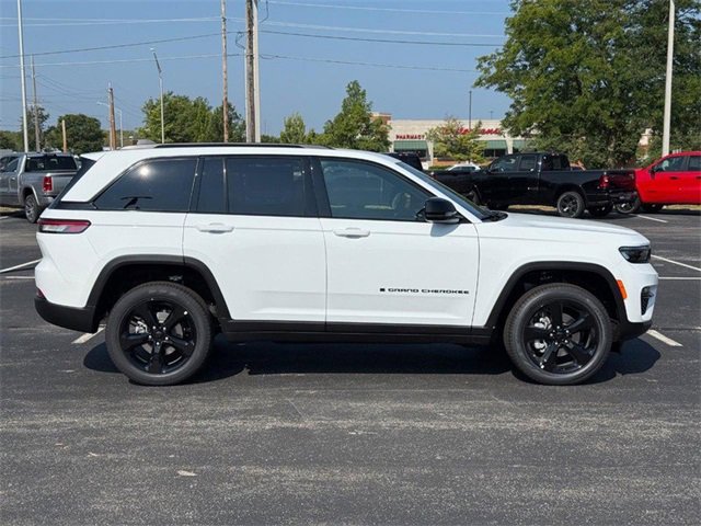 2025 Jeep Grand Cherokee Limited photo 2
