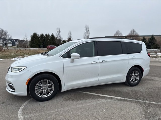 2021 Chrysler Pacifica Touring's photo