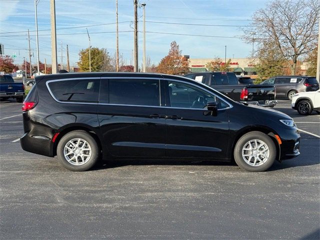 2026 Chrysler Pacifica photo 2